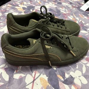 Kids size 6, 7.5 in women. Army green and gold pumas . Good condition